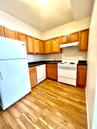 $1,850 / 2br - 850ft2 - Adorable 2 bd  , Newly Remodeled , Central Ac off st prk near Umass Lowell South (Lowell)63863134634113124