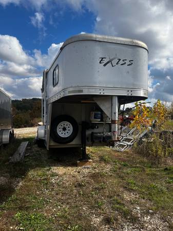 3H Exiss Gooseneck with full living quarters 1