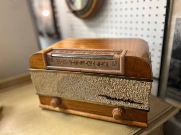 Vintage Motorola 77X-M22 vacuum tube radio 1