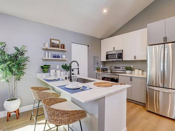 $2,095 / 1br - 600ft2 - Pisos con estilo de madera, iluminación eficiente y ventiladores de techo (hercules, pinole, san pablo, el sob)63671973465985124