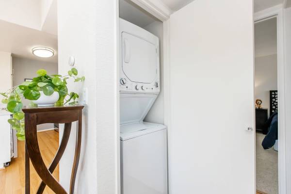 $1,979 / 1br - 628ft2 - Lavadora y Secadora en Casa, Áreas de Picnic, 1 dormitorio (18414 W. Jakes Way, Canyon Country, CA)63840114989953122