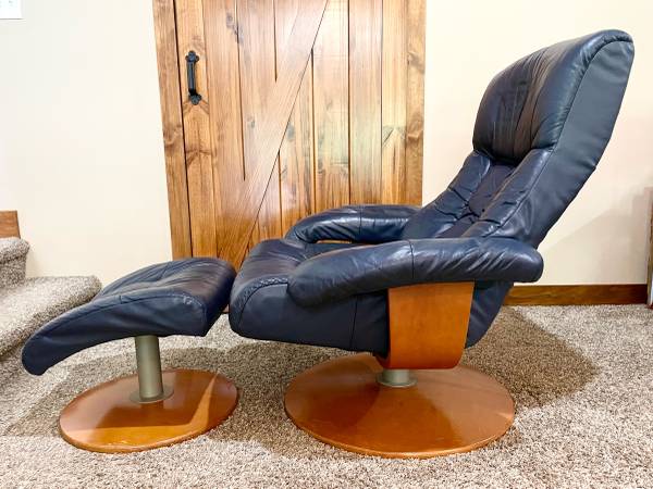 Mid century modern leather chair and ottoman (Eames style) - $100 (Washington)62933725762433122