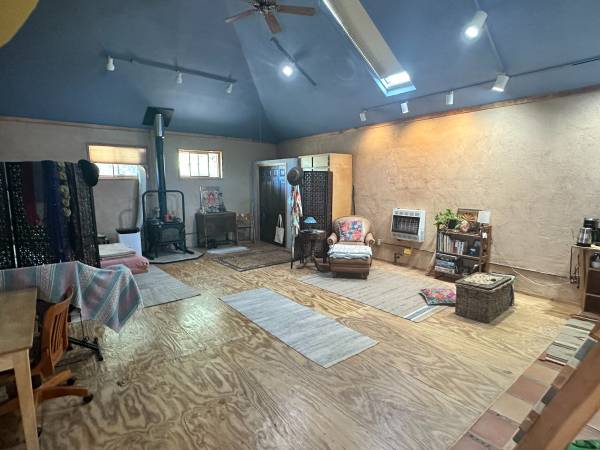 $1,550 / 1br - 1600ft2 - House with Attached Studio 4 acres (Abiquiu)63806171353857123