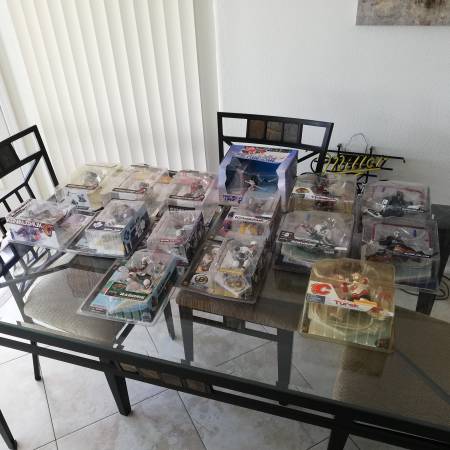 NOS  NHL Hockey figures never opened 1