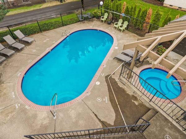 $1,679 / 2br - 800ft2 - Comfort and Community | First Month Rent FREE! | Parking & W/S/G FREE! (Clackamas Town Center)63820763285377124