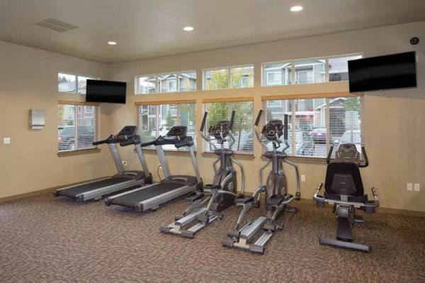 $1,500 / 2br - Plazas de garaje y garajes disponibles, cibercafé (2401 NE 4 Seasons Ln, Vancouver, WA)63831683572867121