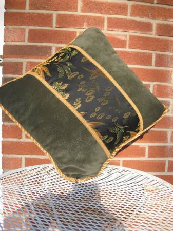 LARGE DECORATIVE PILLOW 1
