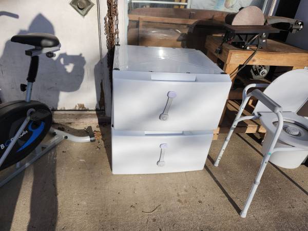 2 Whirlpool Dryer and Washer Stands 1