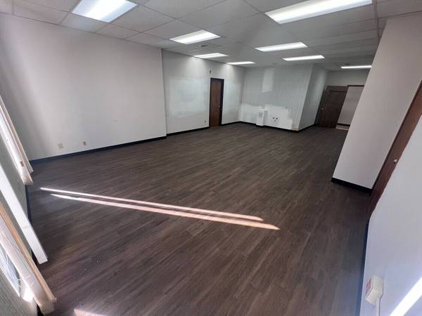 $1,550 / 534ft2 - 534 sqft Large single room office/salon suite w/ 2 wndw & water hookup (Athens)63792092592643121