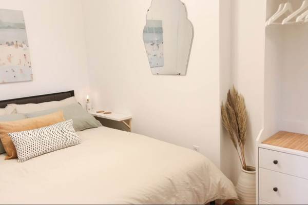 2 BED + DEN - 5 min Walk to Beach 5