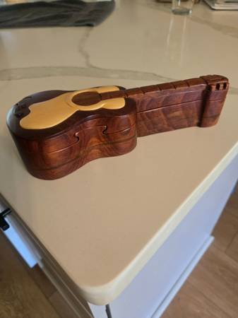 Caja de rompecabezas secreta en forma de guitarra de madera - $20 (Noreste de Pensacola)62973883573379121
