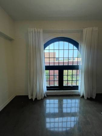 $2,023 / 1br - 1 Bedroom w/ Exposed Brick, Quartz Countertops, Gym & Pool! (West Loop)63959877631491120