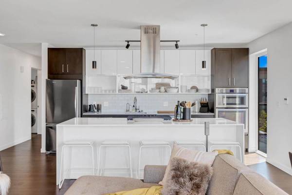 $2,045 / 2br - 634ft2 - Top Floor One Bed - Where Style Meets Comfort and Views! (Capitol Hill)63808084342531122