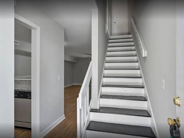 $1,270 / 2br - 980ft2 - Apartment For A Perfect Blend Of Comfort And Convenience. (Charleston)64016104468099123