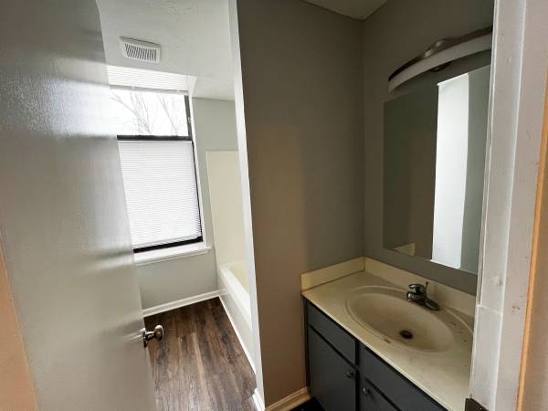 $1,000 / 2br - 2-Bedroom W/ Laundry, Parking, Courtyard, and Elevator (Louisville)64008826066563124