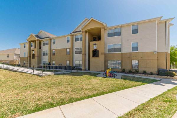 $1,718 / 3br - 1063ft2 - For affordable living in McKinney, check out this 3 bed, 2 bath! (McKinney)63936224102146122