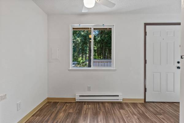 $1,295 / 1br - Enjoy a beautiful, secluded home within the friendly Timberlake duplex (Lacey)63874306684673122