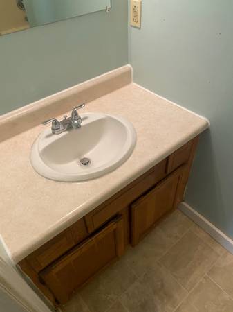 $2,900 / 3br - 1300ft2 - 3 bedroom apartment in Burlington - INCLUDES HEAT, HOT WATER, WATER (King st)63784617573377124