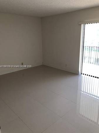 $3,000 / 3br - 1228ft2 - 3 bed 2 bath Condo (Weston)64051002640899123