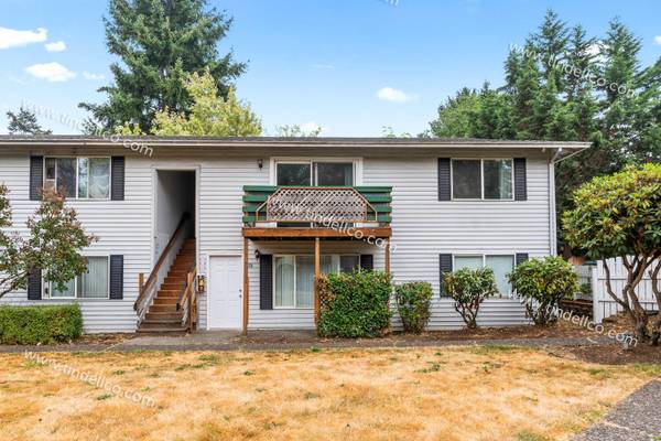 $1,350 / 2br - 768ft2 - Ground Level Living with New Flooring + Washer/Dryer Hookups (Portland)63841708544387121