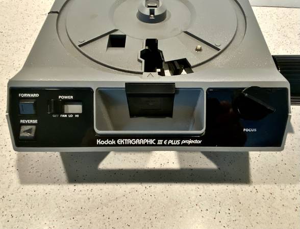Proyector de diapositivas Kodak Ektagraphic III E Plus con (2) lentes, mando a distancia y bandeja - $95 (Madison Northside)63471316976643122