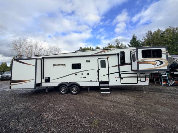 2018 FOREST RIVER PHOENIX 41' --- FRONT LIVING ROOM --- 1