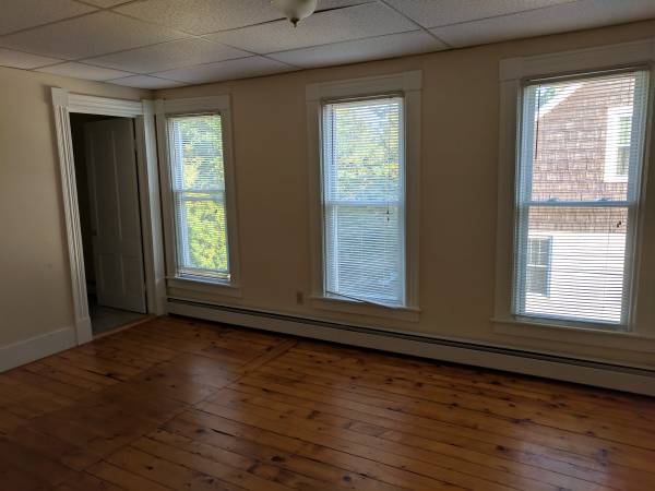 $1,100 / 1br - 1 bedroom with lots of closet space, nice neighborhood (Rutland)63784617260801124