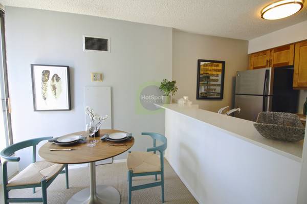$2,074 / 1br - Amazing River North 1 bedroom w/ Balcony, pool, 24 hour doorman. (River North)63960148607235120