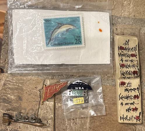 lot 5 assorted vintage pins trinkets 1