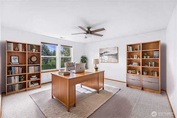 $649,900 / 4br - 2390ft2 - Vida Flexible en Casa con Dos Dormitorios Principales (Burlington)64213543789059121