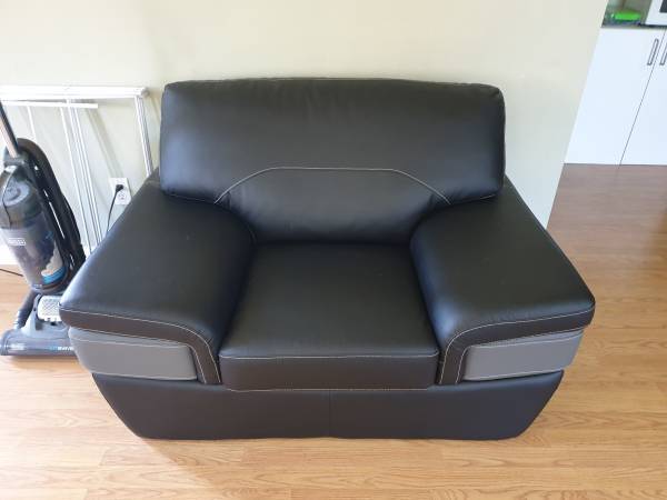 Modern huge comfortable faux leather chair 1