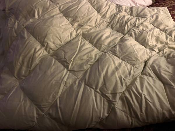 VARIOUS DOWN BLANKETS - Down  - Queen/King 1