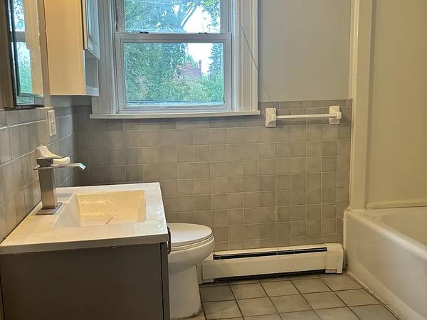 $875 / 1br - Spacious 1BR carriage house with private entrance (Buffalo, NY)63925204307715124