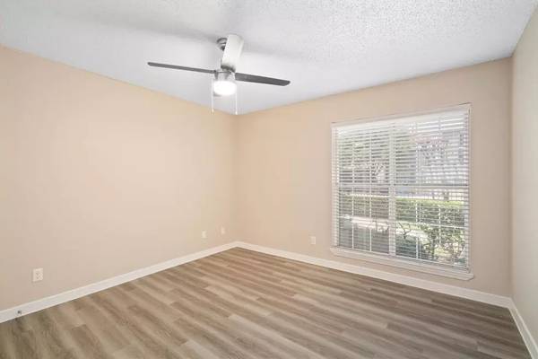 $1,025 / 2br - 800ft2 - Tranquility can be yours! Serene 2 bed / 1 bath in Fort Worth (Fort Worth)63796304873217121