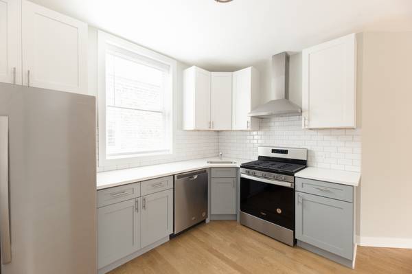 $2,225 / 2br - Modern 2-Bed Rehab Garden | Central Air | W/D In-Unit | Ravenswood (Ravenswood)63960010529410121