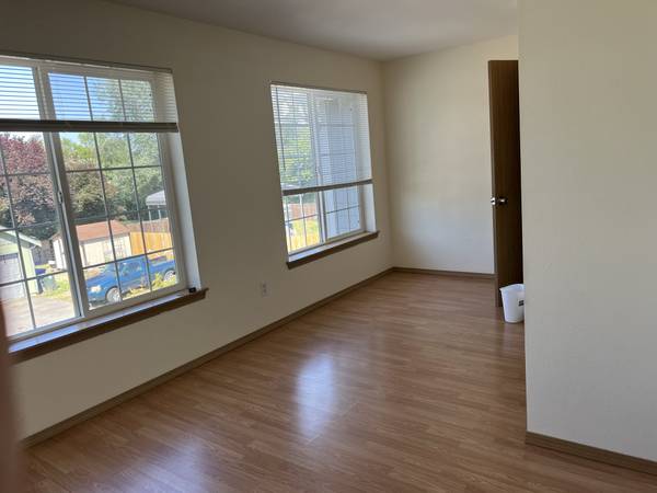 $695 Clean and Clutter free. Large home. Parking on site. (Tacoma)63934162018691123