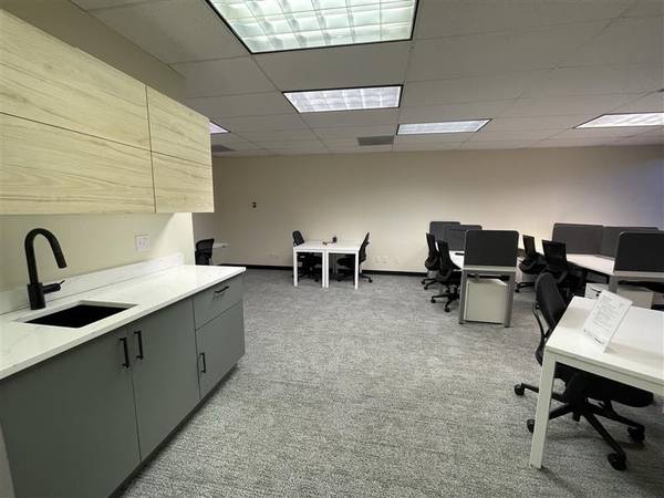 $435 / 408ft2 - PRIMER MES GRATIS - Oficina Privada Delmonico para Colaboración de Equipo 🔑 (Colorado Springs)63658230532609120