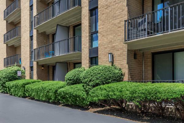 $2,202 / 2br - 1120ft2 - Encimeras de cuarzo elegantes, en Alexandria VA, 2 BD (250 S Whiting St, Alexandria, VA)63779464726531120