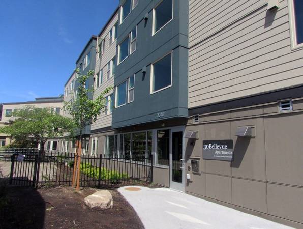 $1,683 / 1br - 337ft2 - Close to Bellevue High School, WiFi in common areas, Energy effificent (3040 Bellevue Way NE, Bellevue, WA)63688314793091124