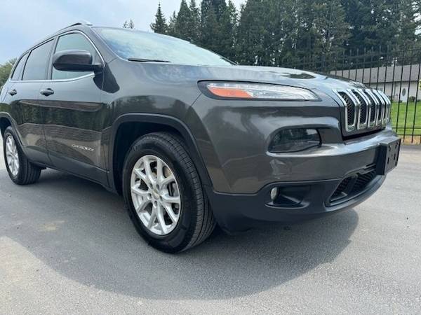 2015 Jeep Cherokee Latitude 4WD con solo 96,000 millas - $10,995 (molalla)63441978004995123