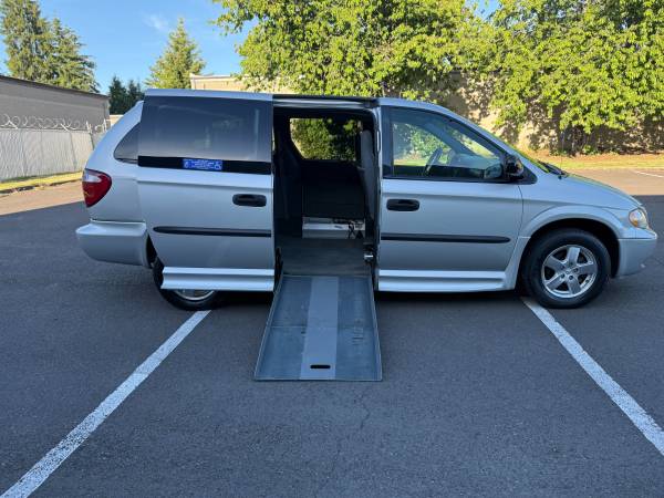 2004 Dodge Grand Caravan - FURGONETA PARA SILLA DE RUEDAS / MANTENIDA / ELEVADOR ELÉCTRICO - $12.900 (Furgoneta para silla de ruedas en Beaverton)63441421732355122