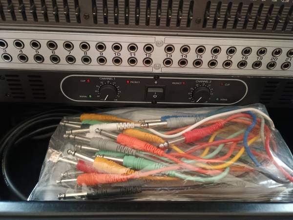 Behringer px2000 Patch bay/16 patch cables 1