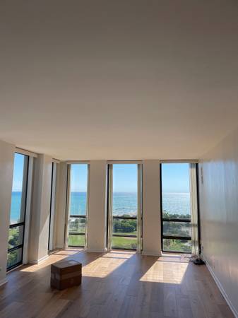 $2,800 / 1br - 800ft2 - Large corner unit 1-bedroom with sweeping lake views (Old Town)63959876932482124