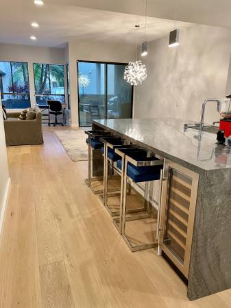 $2,100 / 2br - 1710ft2 - Compañero de cuarto en Brentwood (Brentwood/ Oeste de Los Ángeles)63876593698179123