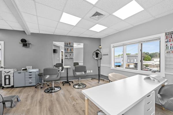 $2,100 / 300ft2 - ¡ESTUDIO AMPLIO PARA SALÓN! (Malden / Main Street)63856445937921120