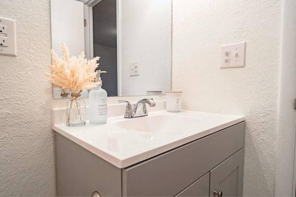 $1,175 / 1br - 480ft2 - Fully Equipped Kitchen, Pool, Lush Landscaping, Laundry Facility63794970500865122