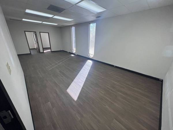 $1,650 / 608ft2 - 608 sqft Large suite w/ windows, one large room & two private offices (Athens)63792066248705120