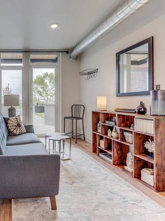 $1,810 / 1br - 627ft2 - High Ceilings, Convenience to Shopping, Dining and Activities (Central East Side)63831464068355124