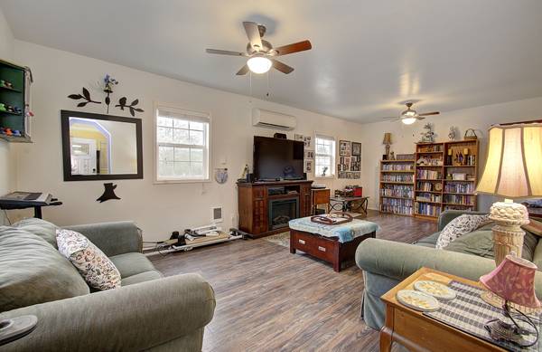 $500,000 / 4br - Spacious Farmhouse Across from Walnut Grove Park (Vancouver)63956923532163124