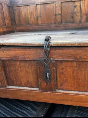 18th century Spanish bench with storage 1